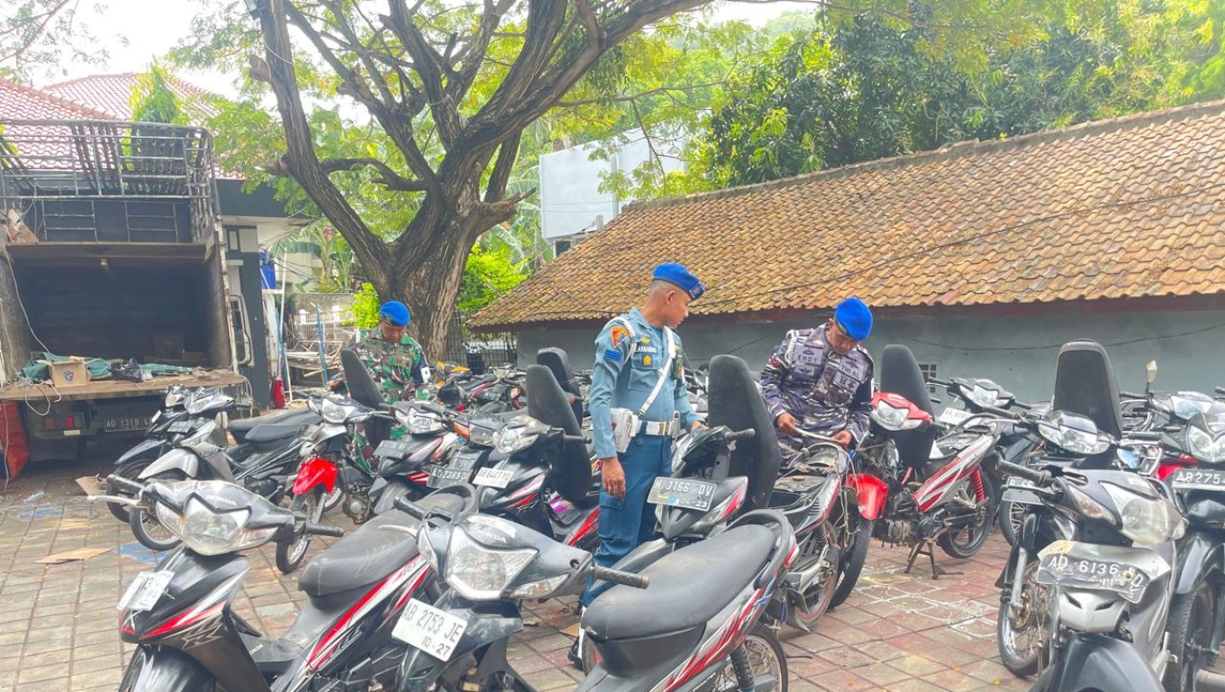 Barang bukti 53 unit sepeda motor tanpa dilengkapi surat - surat yang diamankan Lanal Banten. (Foto: Istimewa)