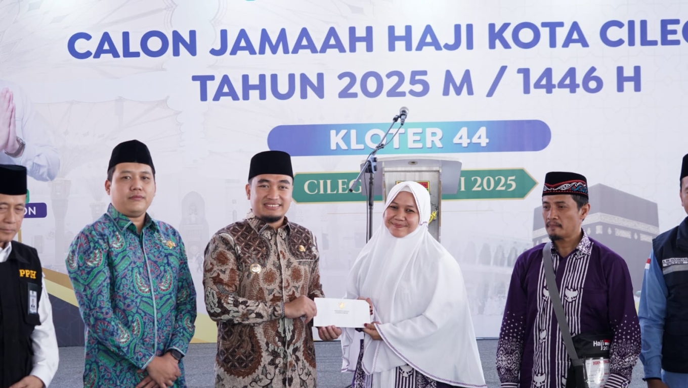 Walikota Robinsar saat melepas keberangkatan jamaah haji asal Cilegon. (Foto: Istimewa)