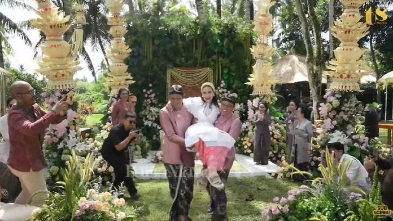 Suasana pernikahan Luna Maya dan Maxime. (Dok: TS Media) 