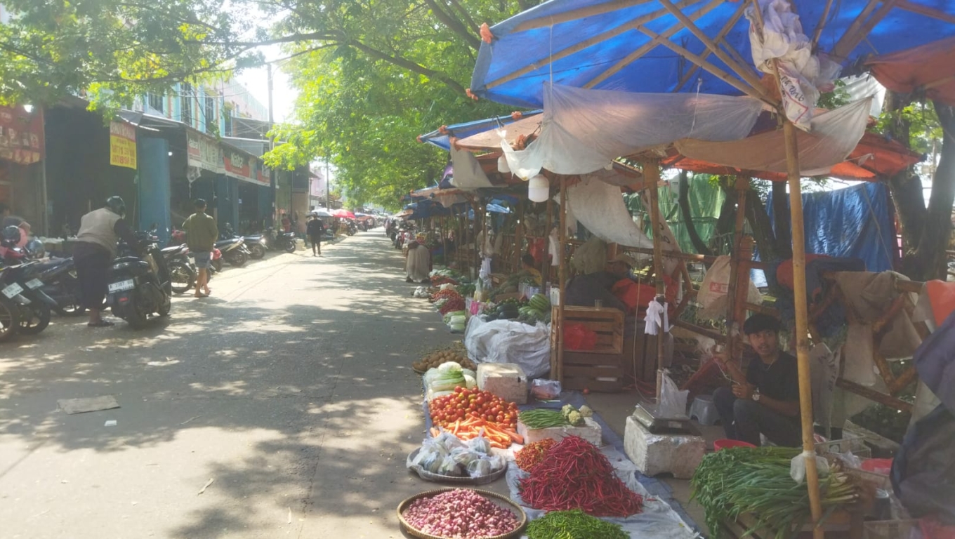 Pedagang kaki lima yang berjualan di sepanjang badan jalan Pasar Kranggot, Kecamatan Jombang, Kota Cilegon. (Foto: Babebanten.com)