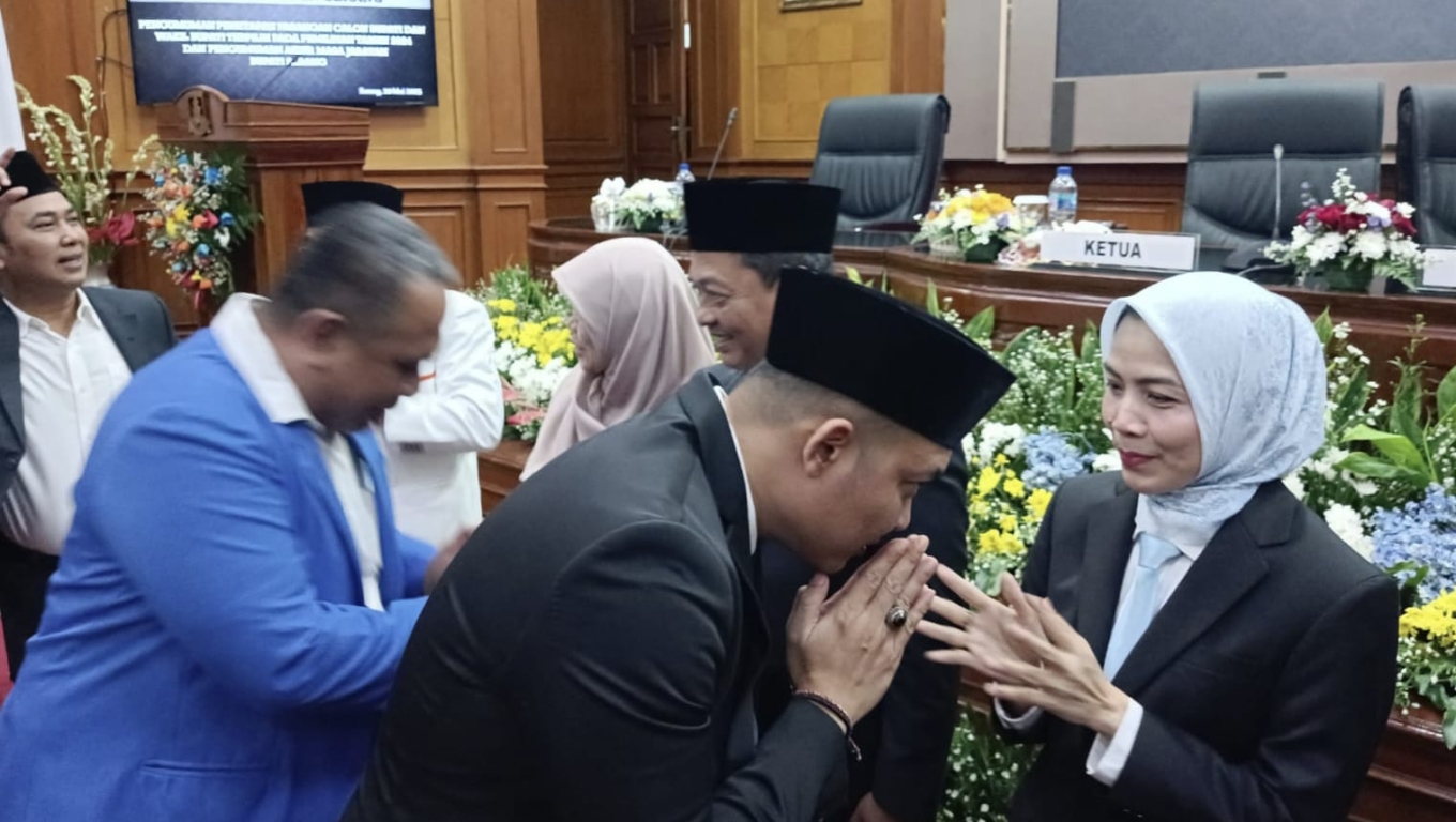 Ratu Zakiyah dan Najib Hamas usai mengikuti paripurna penetapan sebagai Bupati dan Wakil Bupati Serang terpilih. (Foto: Istimewa)