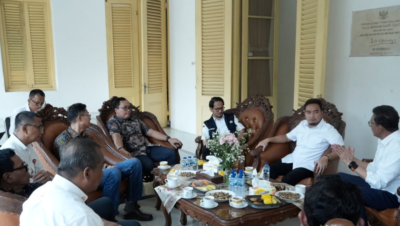 Walikota dan Wakil Walikota Cilegon, Robinsar - Fajar Hadi Prabowo saat menggelar Afternoon Tea bersama pelaku industri. (Foto: Istimewa)