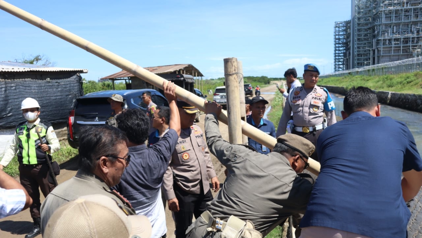 Petugas gabungan saat melakukan pembongkaran posko ormas di kawasan Industri Cilegon. (Foto: Istimewa)