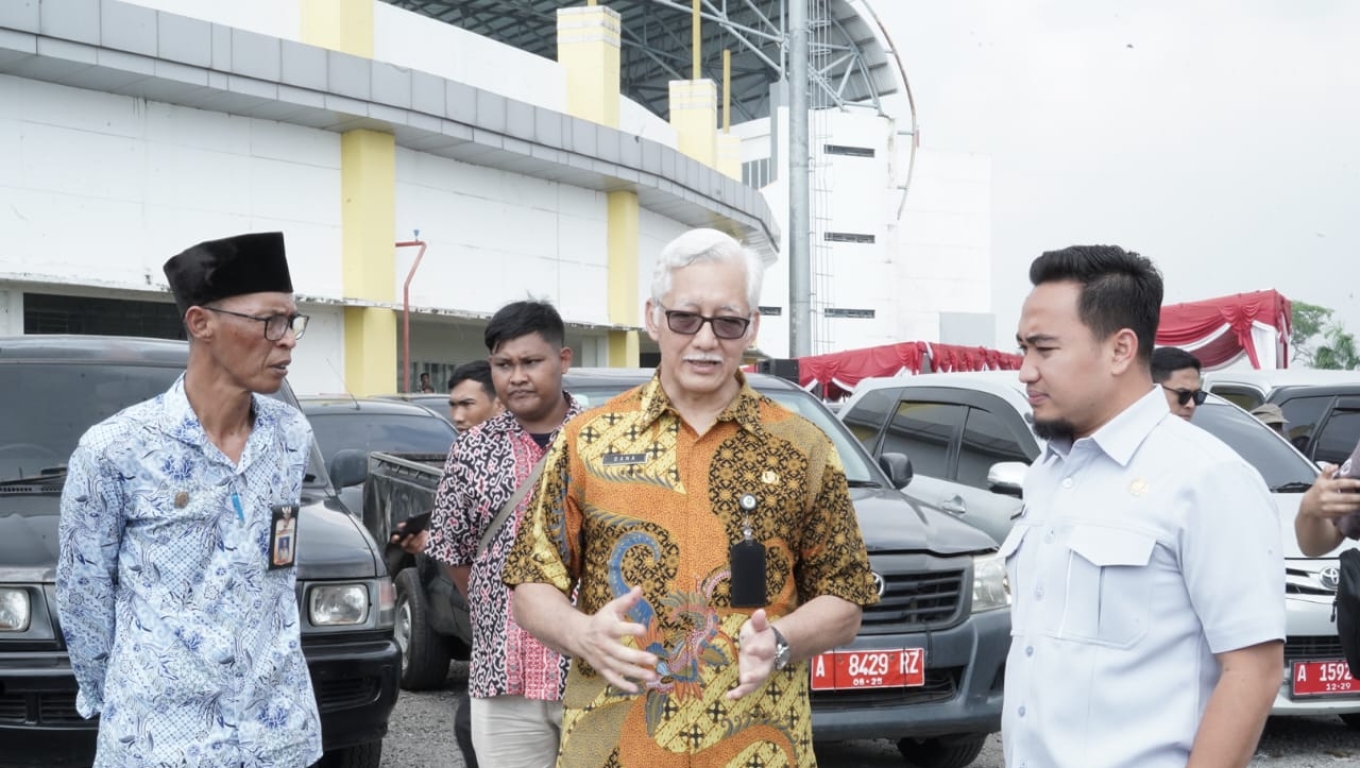Walikota Cilegon Robinsar saat menghadiri apel kendaraan dinas di lapangan parkir Stadion Geger Cilegon. (Foto:Istimewa)