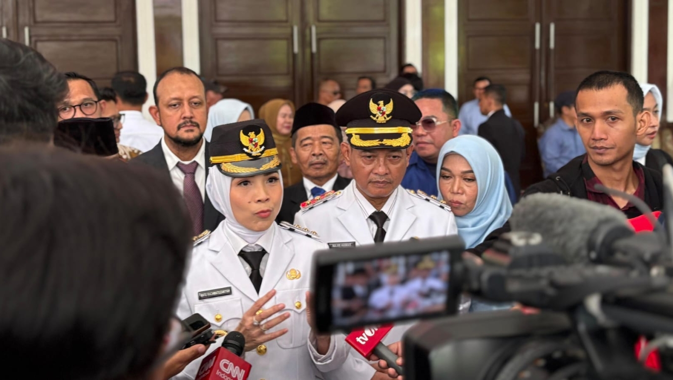 Bupati dan Wakil Bupati Serang, Ratu Zakiyah dan Najib Hamas saat memberikan keterangan kepada wartawan usai dilantik. (Foto: Istimewa)