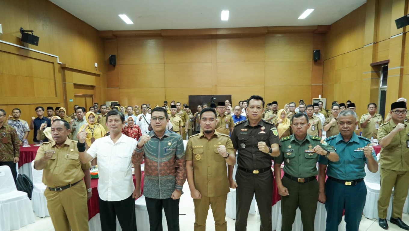 Walikota Cilegon Robinsar foto bersama usai Musrenbang RPJMD Kota Cilegon Tahun 2025–2029 yang digelar di Aula Bappedalitbang Kota Cilegon. (Foto: Istimewa)