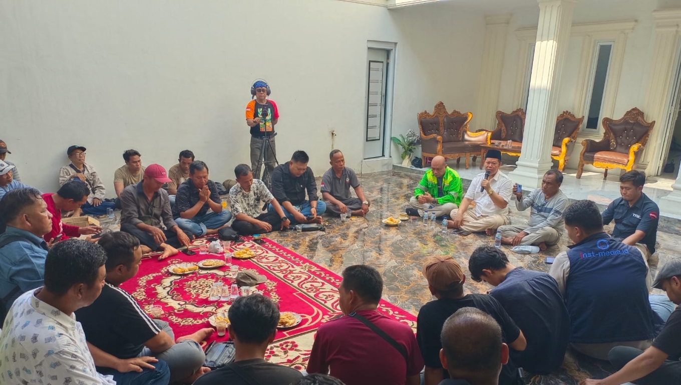 Karyawan PT Putera Master Sarana Penyeberangan dan PT Putera Master Sarana Penyeberangan Mulia saat mendatangi kediaman Ketua LSM Gapura Banten, Husen Saidan. (Foto: Babebanten.com)