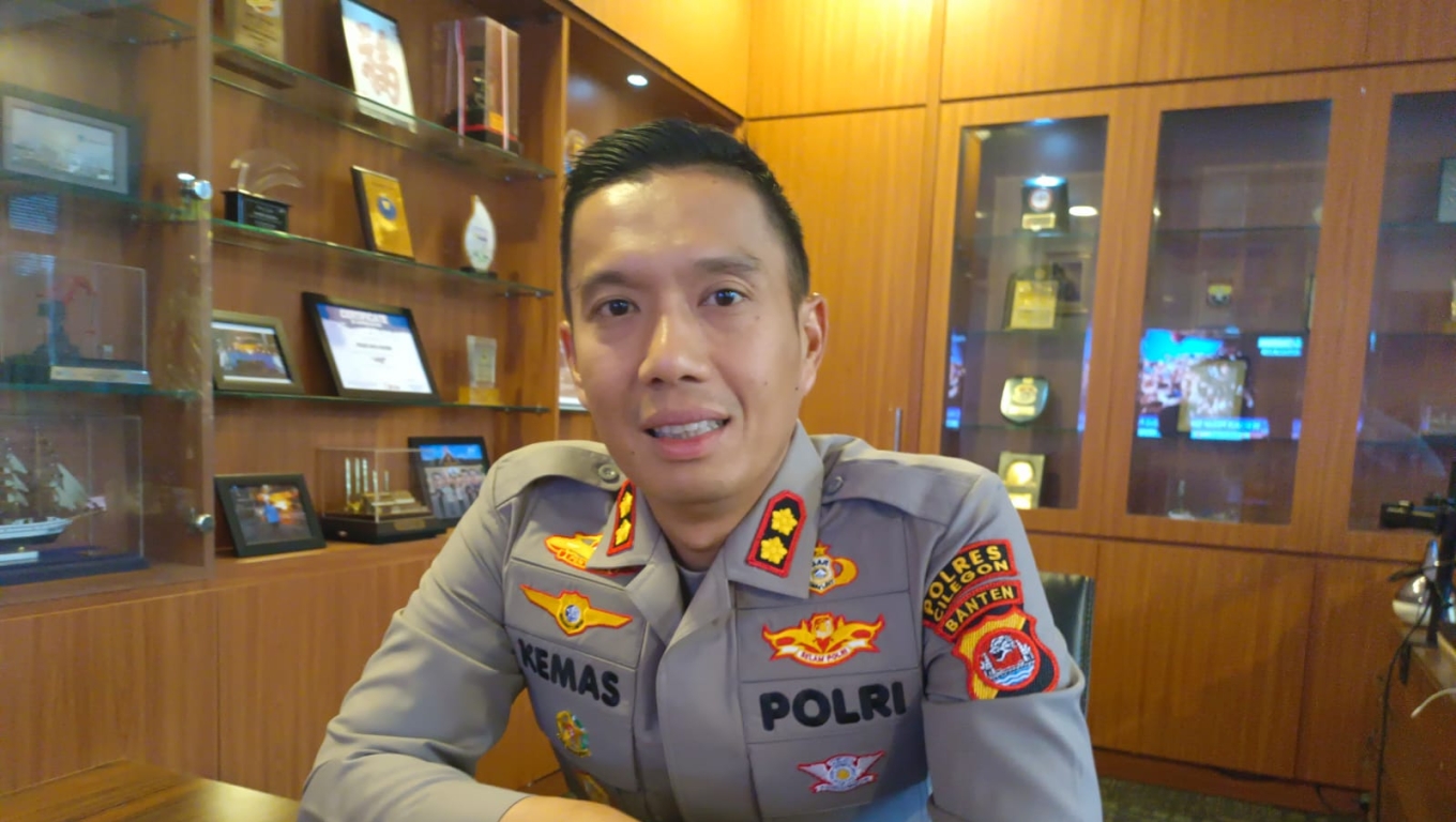 Kapolres Cilegon AKBP Kemas Indra Natanegara saat memberikan keterangan kepada wartawan. (Foto: Arie/Babebanten.com)