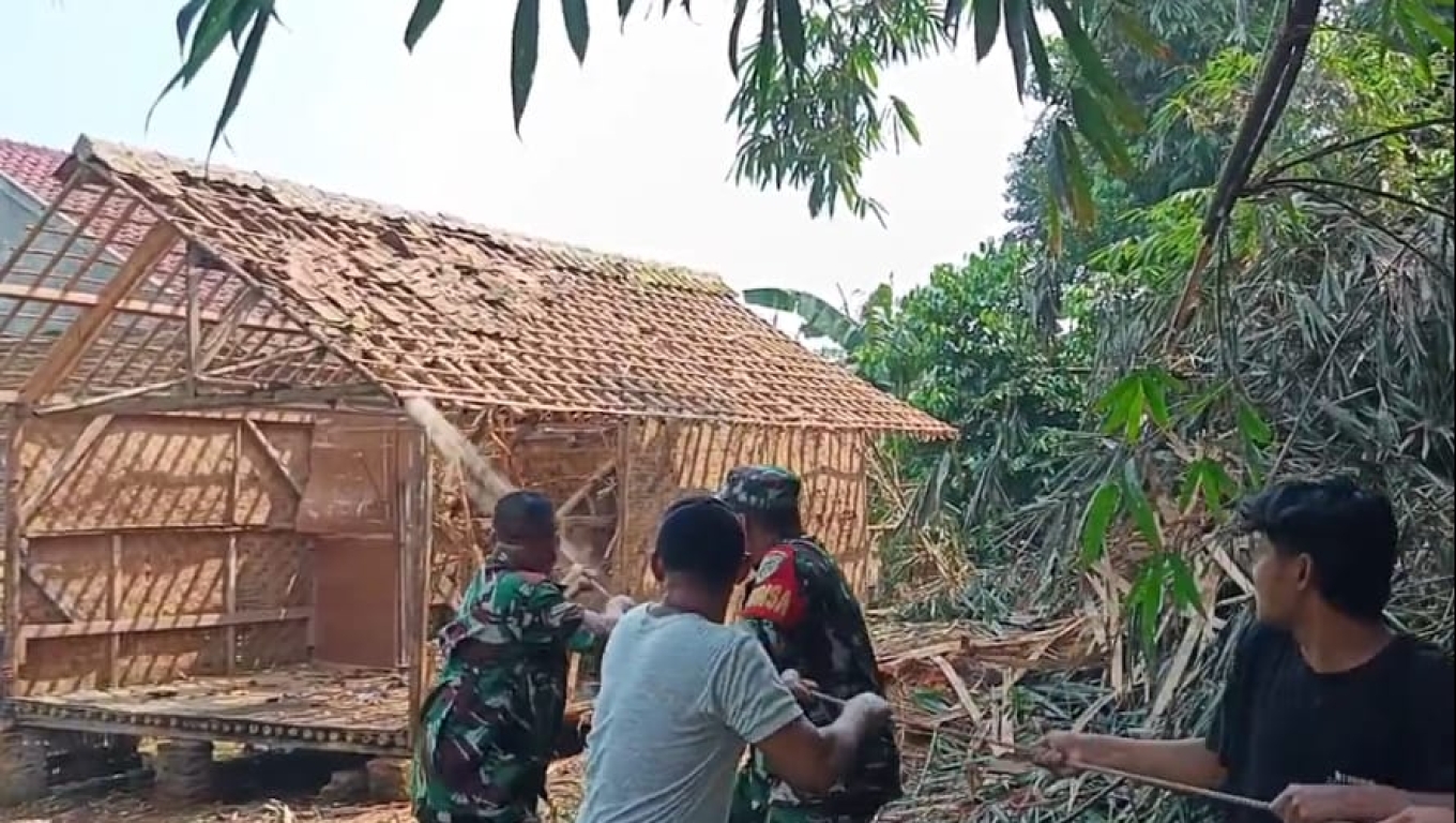 Suasana rehabilitasi rumah tidak layak huni. (Foto: Babebanten) 