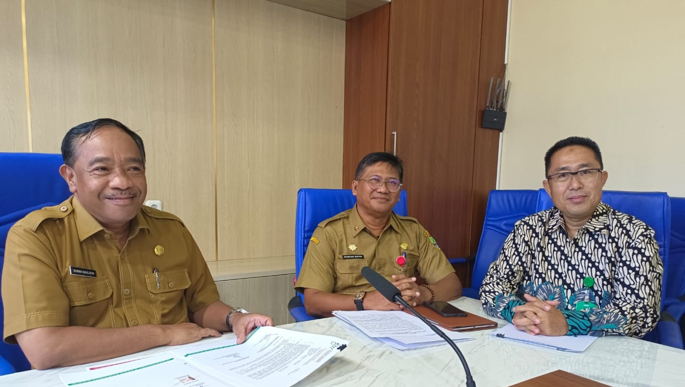 Sekda Kota Cilegon, Maman Mauludin didampingi Plt Asda II, Bambang Hario Bintan dan Plt Dirut BPRS - CM, Zamroni Tama saat memberikan keterangan kepada wartawan. (Foto: Arie/Babebanten.com)