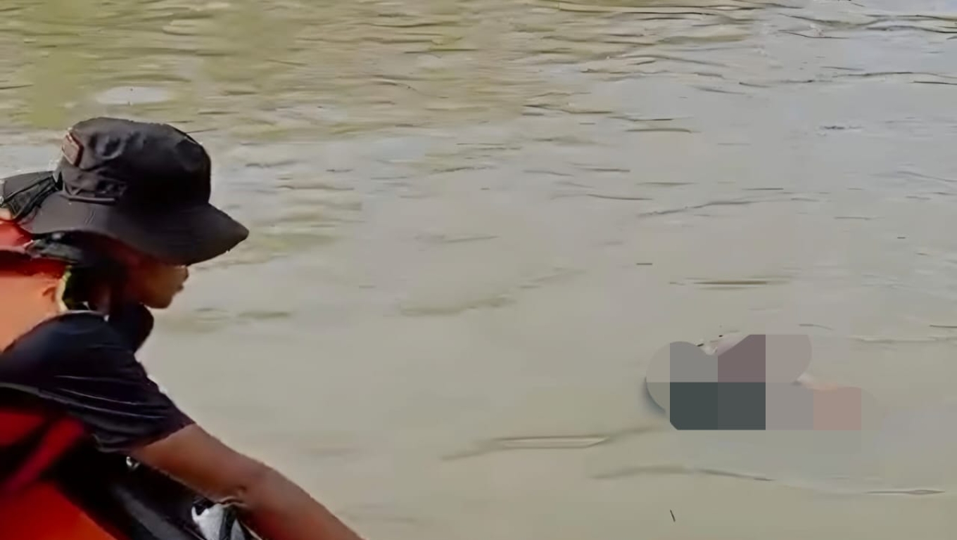 Tim SAR saat melakukan evakuasi terhadap jasad Andri di Sungai Ciliman, Kabupaten Pandeglang. (Foto: Istimewa)