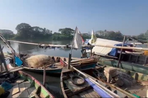 Aliran Sungai Ciujung Diduga Tercemar Limbah Pabrik, Nelayan Kabupaten Serang Mengeluh