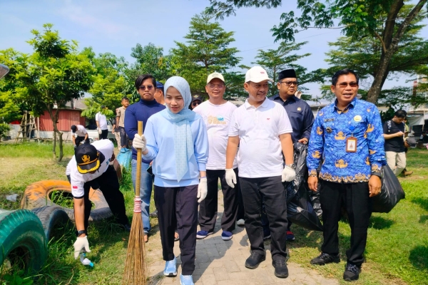 Bupati Serang Ratu Zakiyah Pimpin Langsung Bersih - bersih Sampah di Kecamatan Cikande