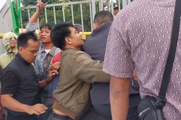 Mobil Oknum Anggota DPRD Cilegon Menabrak Buruh yang Demo di PT Bungasari Ciwandan