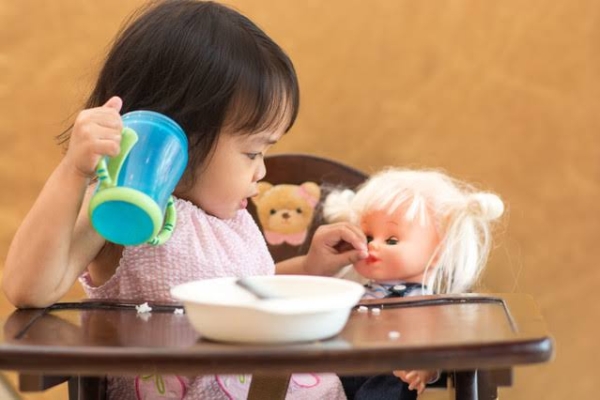 Tak Hanya Menenangkan Si Kecil saat Rewel, Ini Manfaat Lain Bermain Boneka