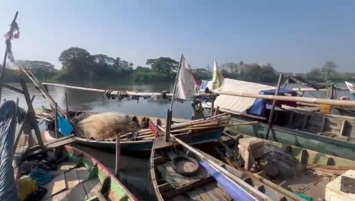 Aliran Sungai Ciujung yang berlokasi di Desa Tengkurak, Kecamatan Tirtayasa, Kabupaten Serang kondisi airnya menghitam dan mengeluarkan bau yang tak sedap. (Foto: BabeBanten.com)