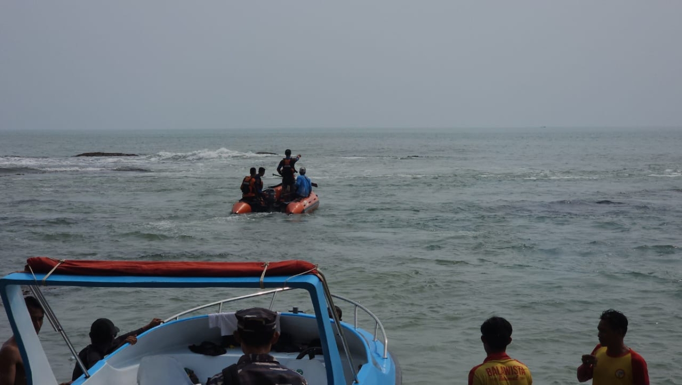 Tim SAR saat melakukan pencarian anak tenggelam di Pantai Karanbolong Anyer. (Foto: Istimewa)