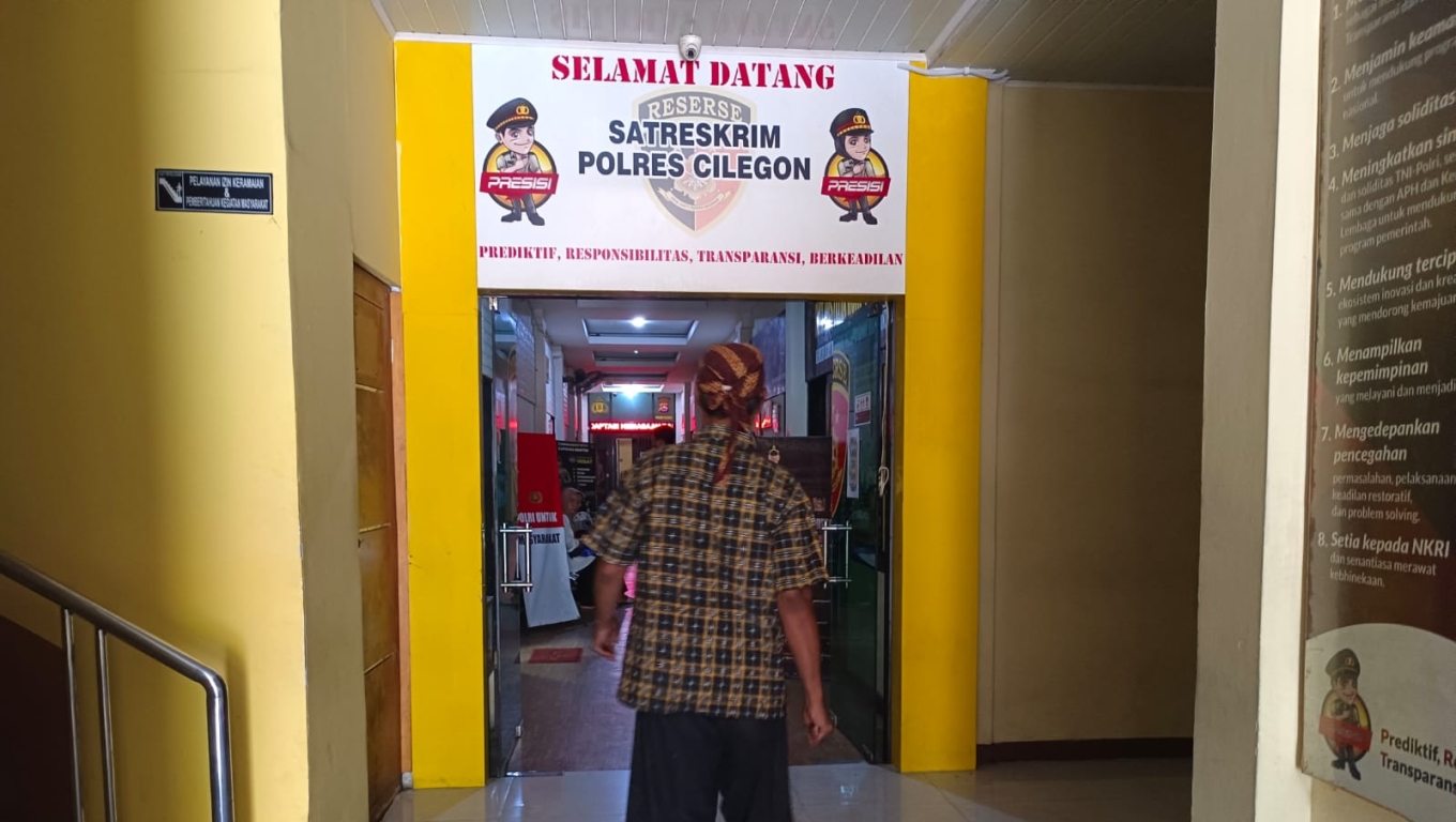 M dan istrinya saat mendatangi Mapolres Cilegon. (Foto: Arie/Babebanten.com)
