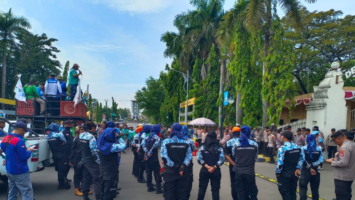 Suasana aksi unjuk rasa buruh di depan Gedung DPRD Kota Cilegon. (Foto: Arie/BabeBanten.com)