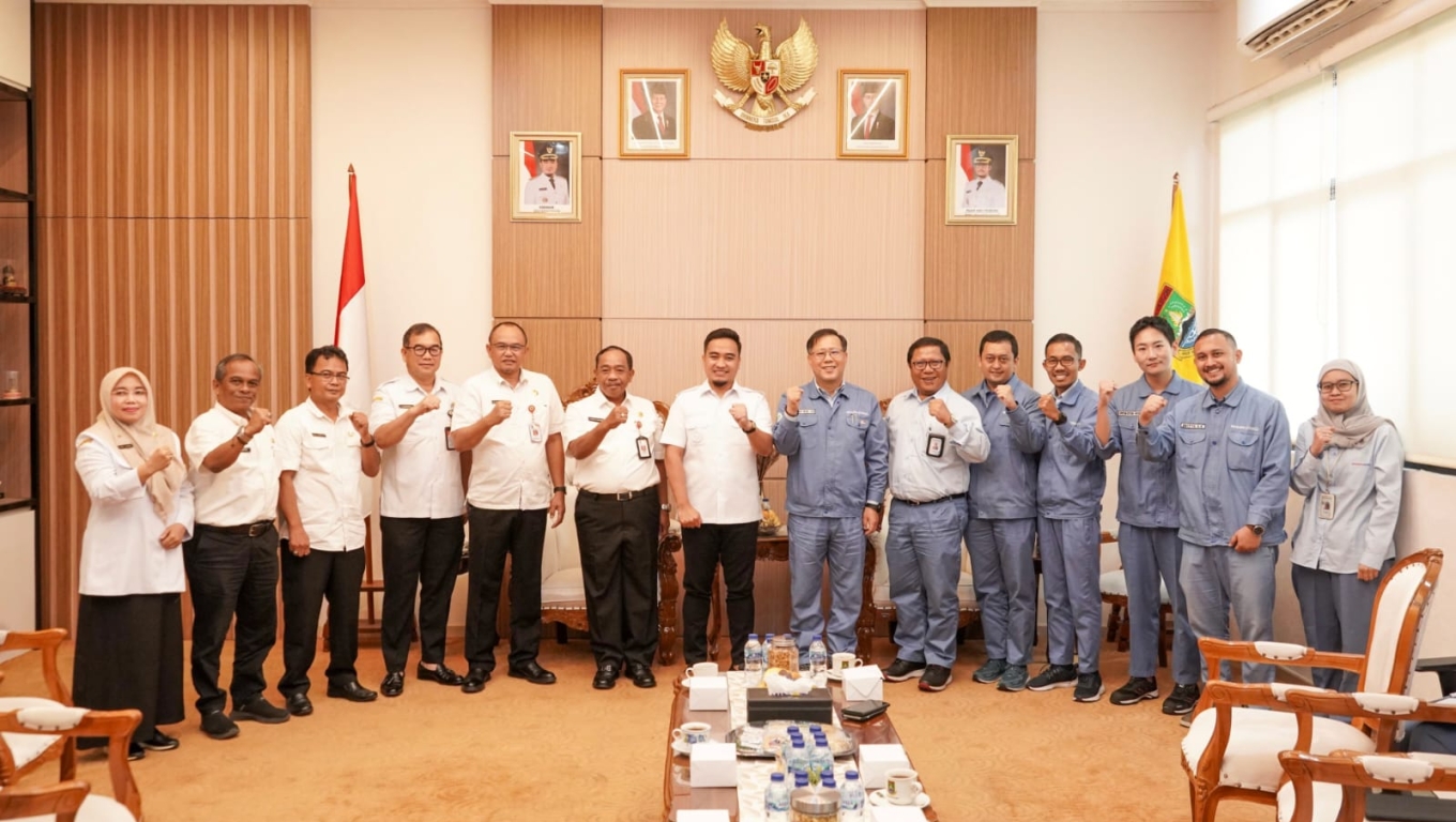 Walikota Robinsar bersama para pejabat Pemkot Cilegon foto bersama dengan jajaran manajemen PT Krakatau Posco. (Foto: Istimewa)