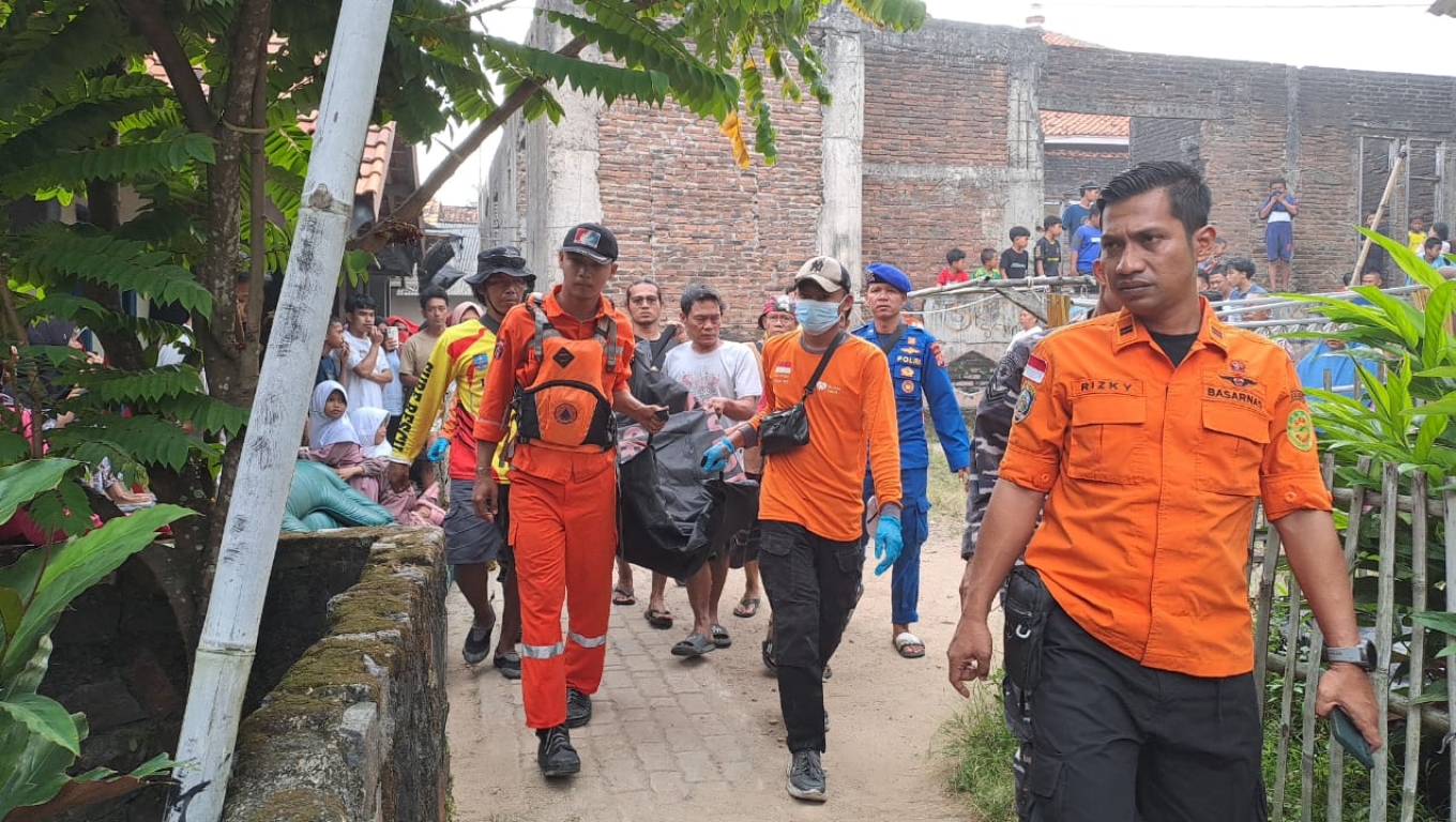 Tim SAR saat mengevakuasi jenazah Fawaz yang tenggelam di Pantai Karang Bolong, Cinangka, Kabupaten Serang. (Foto: Istimewa)