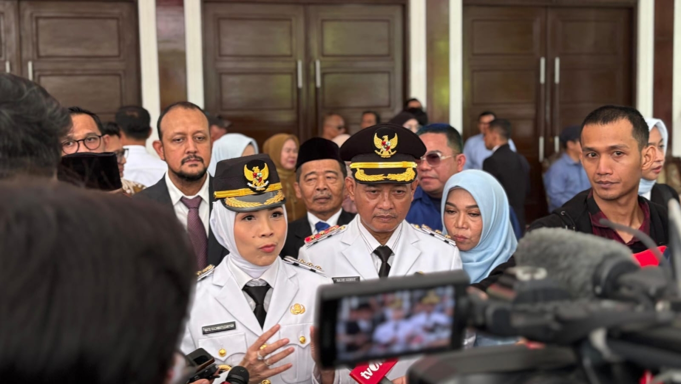 Bupati Serang Ratu Zakiyah saat memberikan keterangan kepada wartawan. (Foto: Istimewa)
