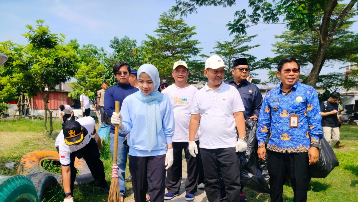 Bupati dan Wakil Bupati Serang Ratu Rachmatu Zakiyah dan Najib Hamas saat melakukan grebeg sampah atau bersih-bersih sampah di Kecamatan Cikande. (Foto: Istimewa)