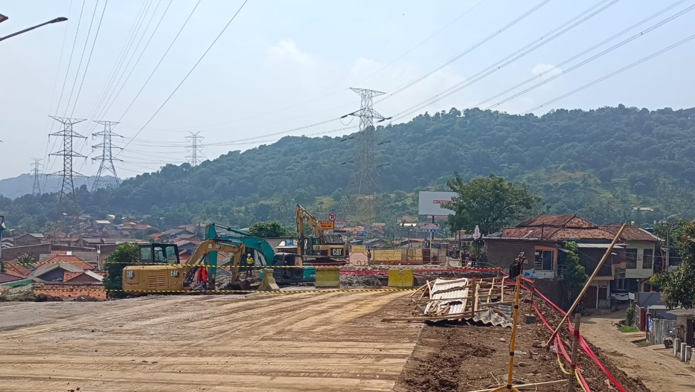 Pembangunan jembatan di jalur utama menuju Pelabuhan Merak. (Foto: Arie/BabeBanten.com)