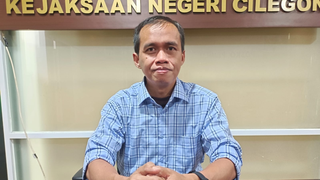 Kepala Seksi Intelijen Kejari Kota Cilegon, Nazruddin saat memberikan keterangan kepada wartawan di kantornya. (Foto: Arie/Babebanten.com)
