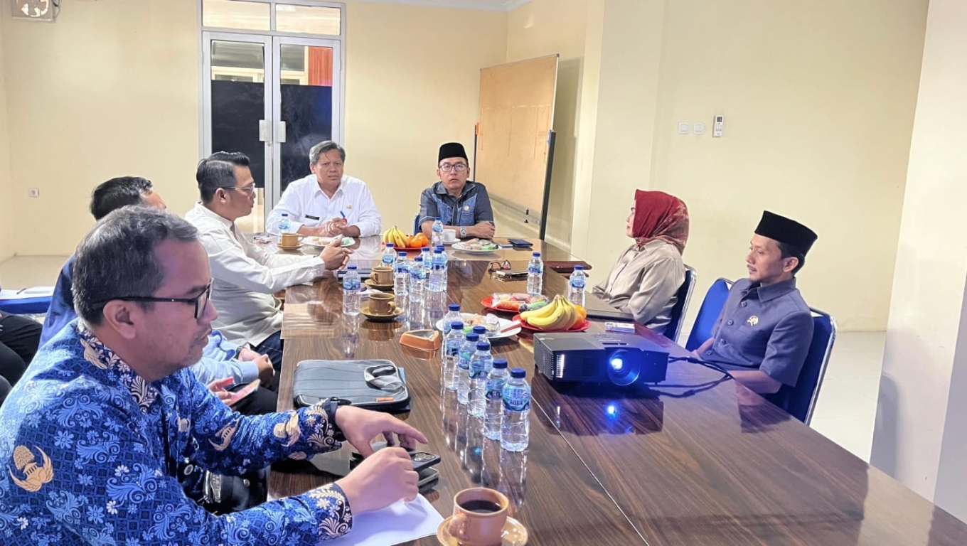 Wakil Ketua Komisi III DPRD Kota Cilegon, Rahmatullah saat memimpin rapat dengan DPUPR .  (Foto:Istimewa)