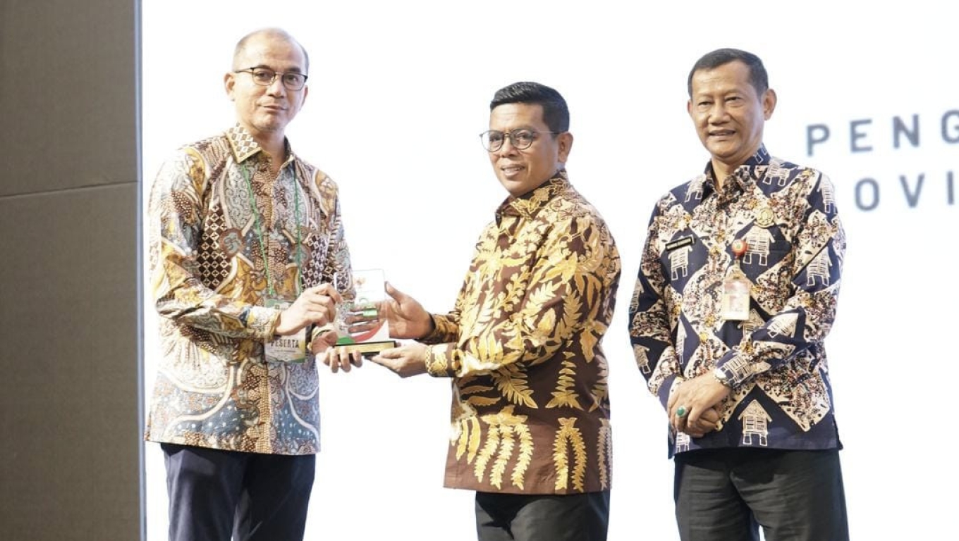 Direktur Technology and Business Development PT Krakatau Posco, Alhadis Syamsuddin saat menerima penghargaan PROPER Hijau dari Pemerintah Provinsi Banten. (Foto: Istimewa)