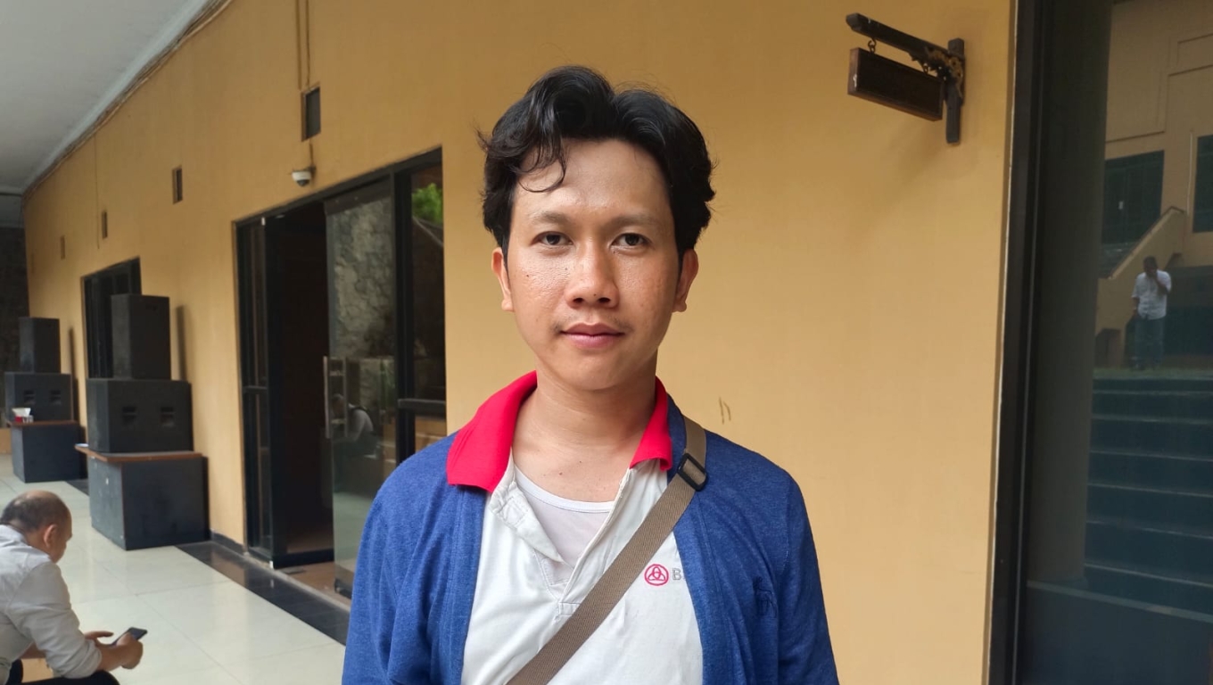 Hasanal fatah, korban yang ditabrak mobil anggota DPRD Cilegon saat memberikan keterangan kepasa wartawan. (Foto: Arie/Babebanten.com)