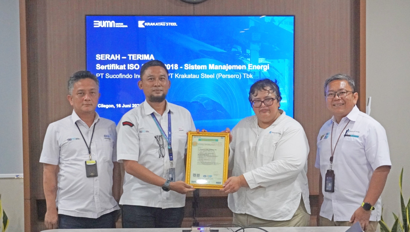 Penyerahan Sertifikat ISO 50001:2018 dalam hal Manajemen Energi dari PT Sucofindo Indonesia kepada PT Krakatau Steel. (Foto: Istimewa)