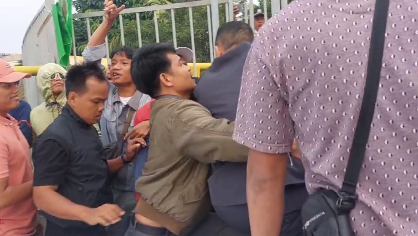 Oknum Anggota DPRD Kota Cilegon terlihat ingin maksa masuk di tengah - tengah aksi unjuk rasa di PT Bungasari Flour Mills Indonesia. (Foto: Screenshot video)