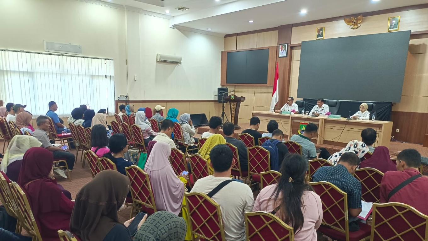 Puluhan orang tua murid saat bertemu dengan pihak Pemkot Cilegon . (Foto: Arie/BabeBanten.com)
