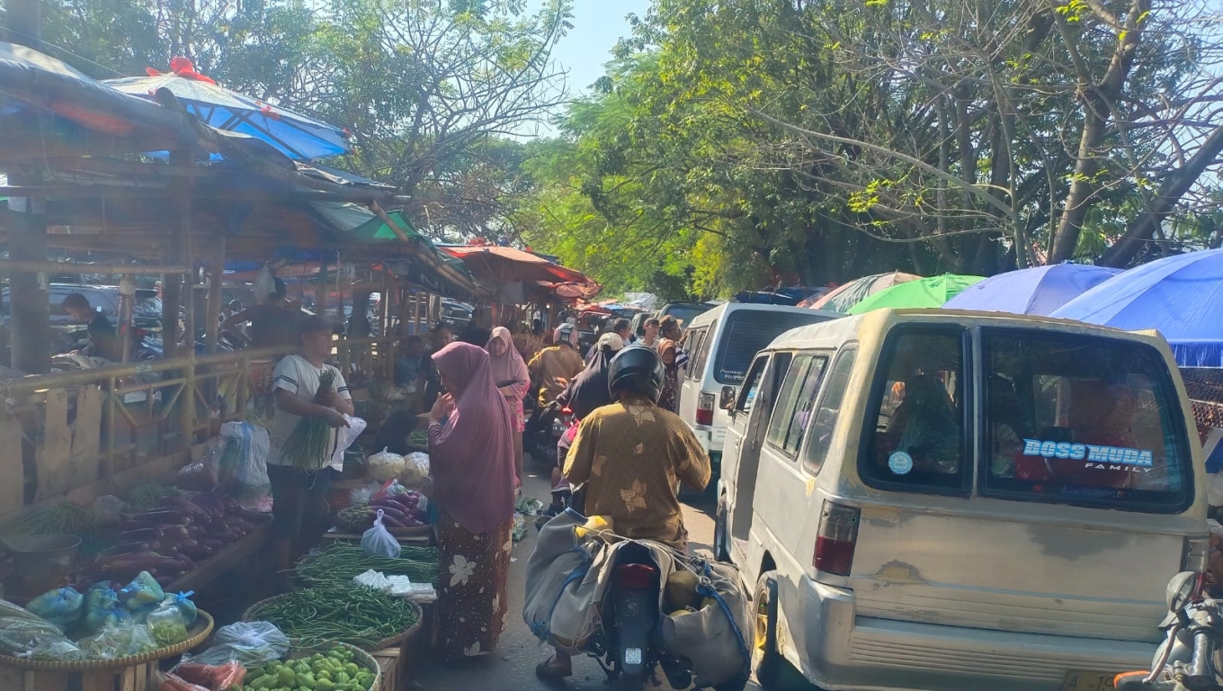 Penampakan pedangang yang berjualan badan jalan akses masu Pasar Kranggot Cilegon. (Foto : Arie/Babebanten.com)