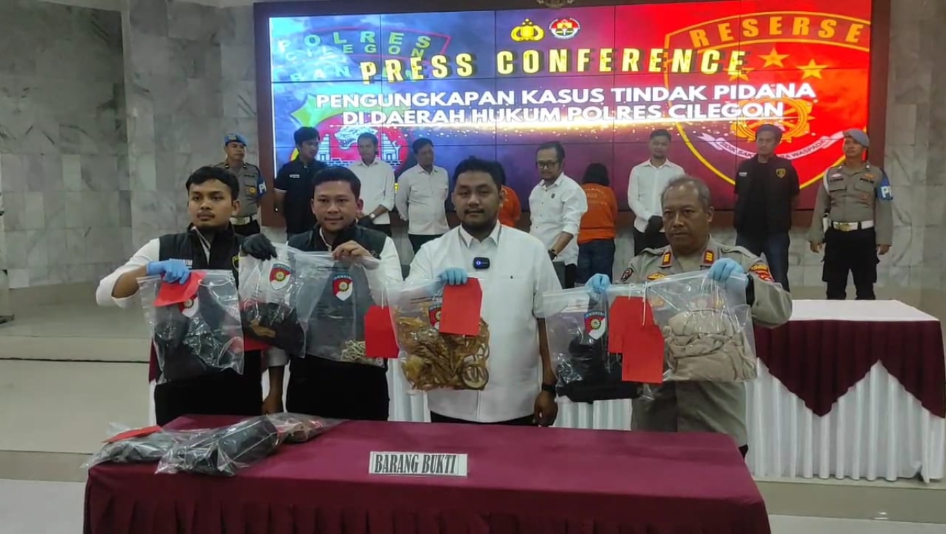 Kasat Reskrim Polres Cilegon, AKP Hardi Meidikson saat memimpin konferensi pers kasus pembunuhan warga Cibeber. (Foto: Arie/BabeBanten.com)