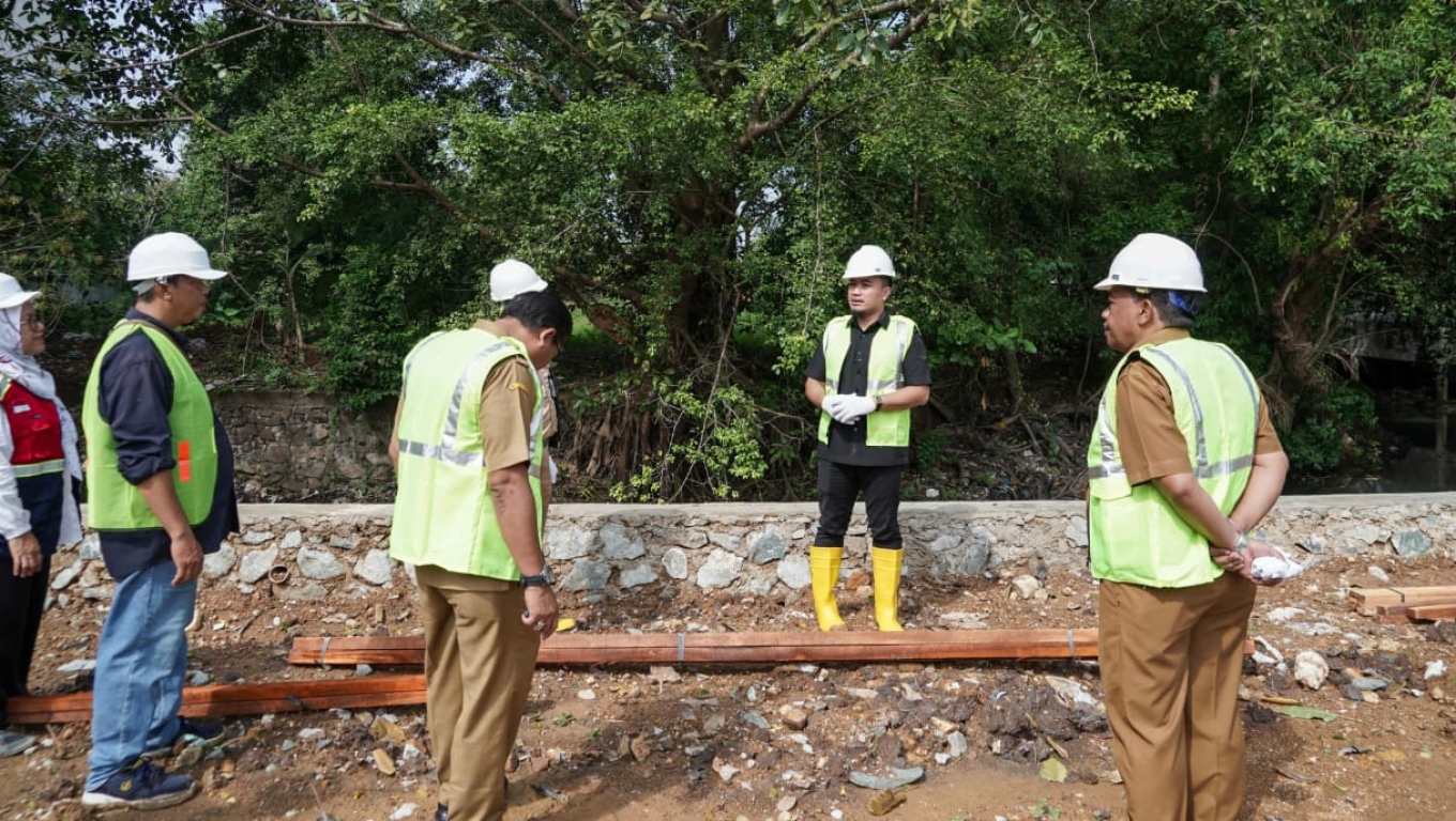 Walikota Cilegon Robinsar saat melakukan peletakan batu pertama pembangunan Gedung Perpustakaan Daerah. (Foto: Istimewa)
