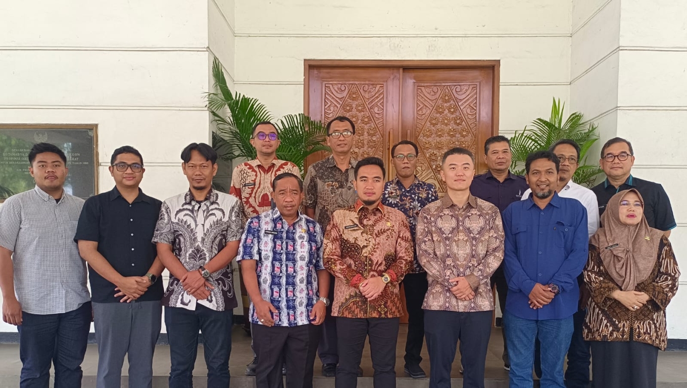 Walikota Cilegon Robinsat foto bersama dengan perwakilan PT Chengda Engineering dan PT Total Bangun Persada usai rapat koordinasi. (Foto:Arie/Babebanten.com)
