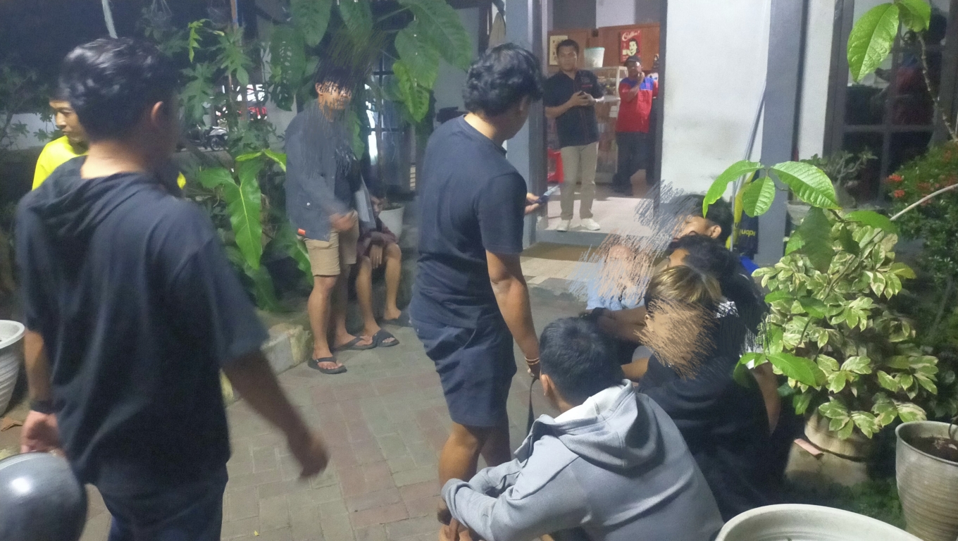 Polda Banten saat menggerebek pelaku prostitusi online di sebuah hotel di Kota Cilegon . (Foto: Istimewa)