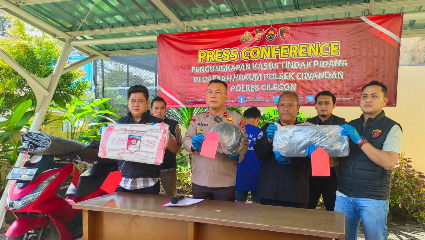 Kapolsek Ciwandan Kompol Andi Suherman saat menunjukan barang bukti bajing loncat. (Foto: Arie/BabeBanten.com)