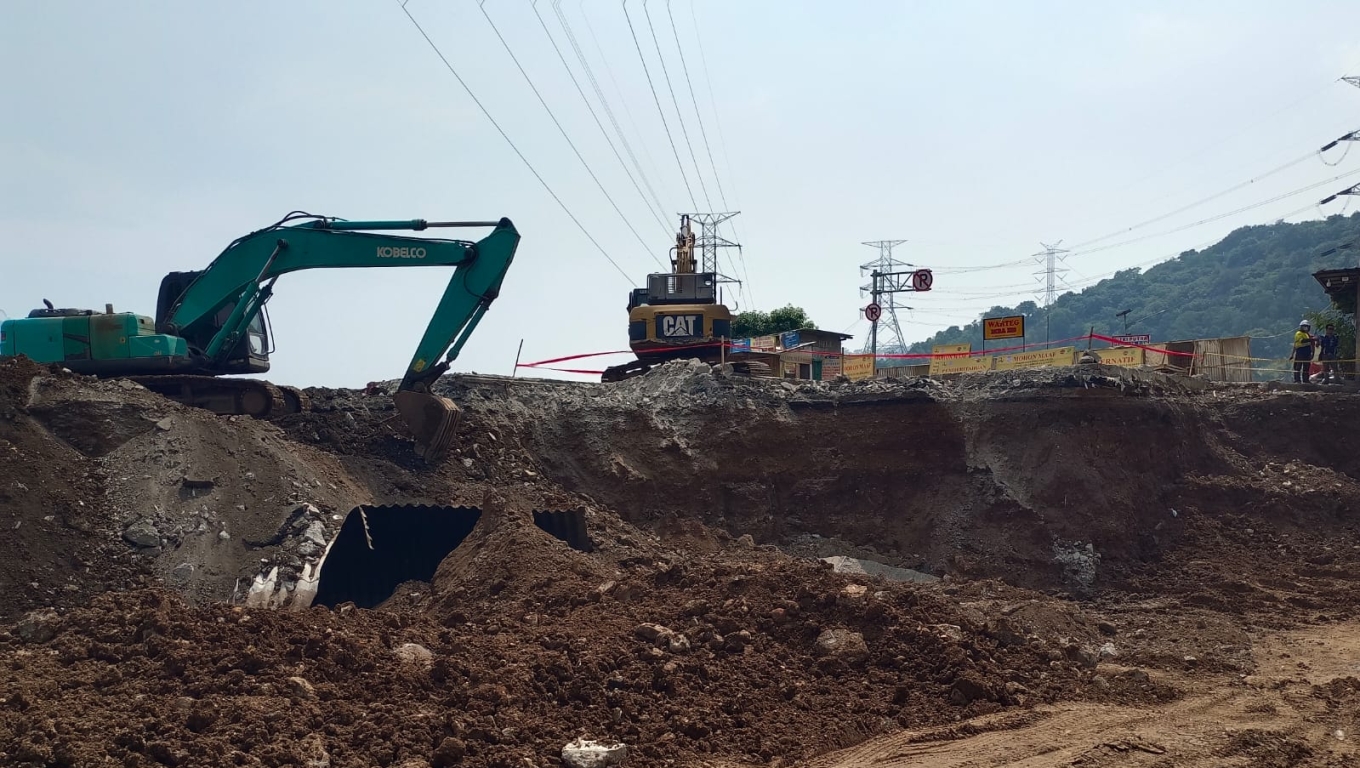 Proyek pembangunan jembatan di Cikuasa Atas oleh Balai Pelaksana Jalan Nasional (BPJN) Ditjen Bina Marga. (Foto: Arie/BabeBanten.com)