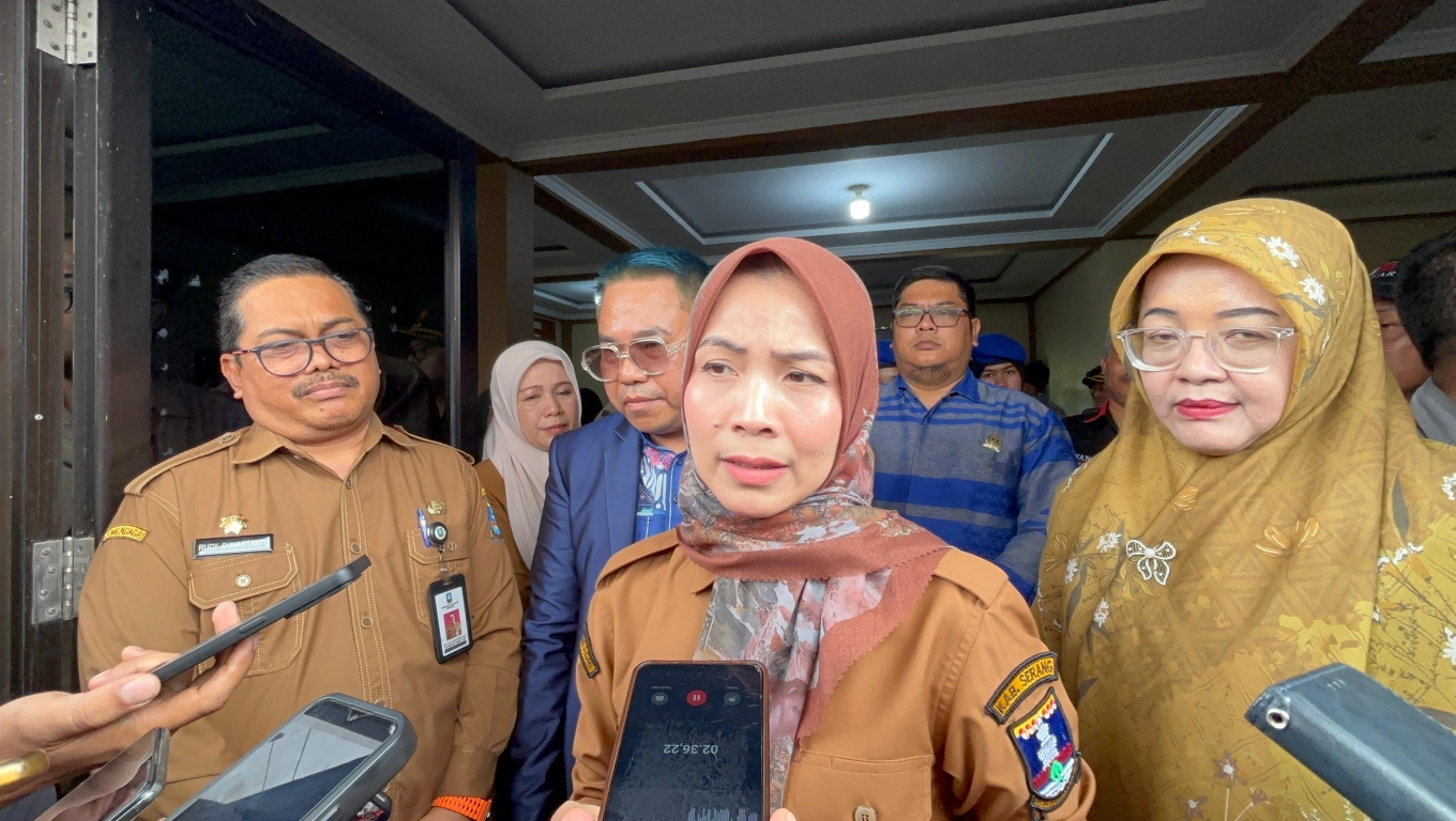 Bupati Serang Ratu Zakiyah saat memberikan keterangan kepasa wartawan. (Foto: Istimewa)