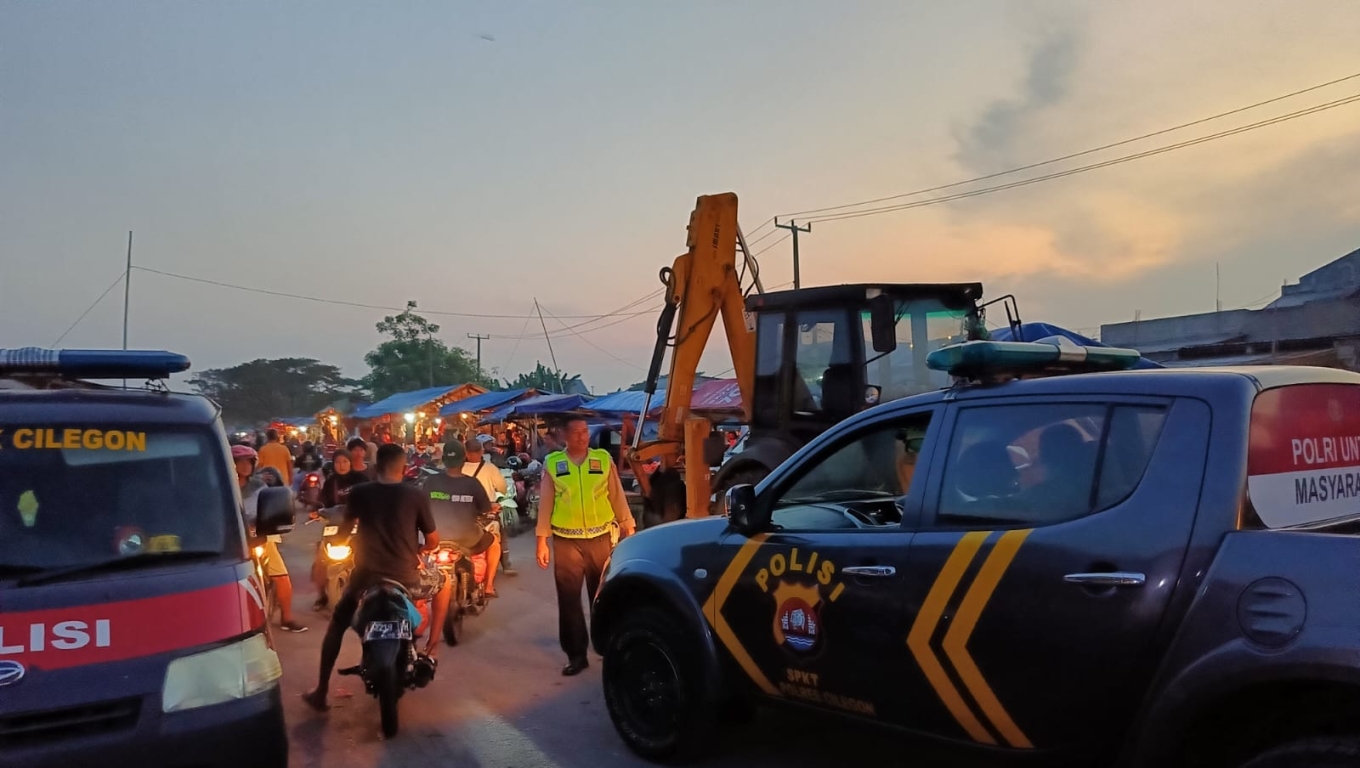 Petugas kepolisian mendatangi lokasi penemuan mayat yang mengambang di aliran kali Pasar Baru Kranggot Cilegon. (Foto: Arie/Babebanten.com)