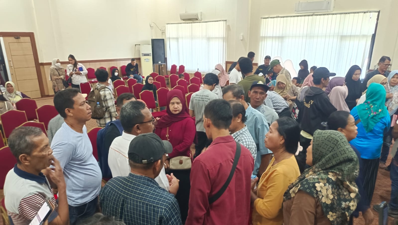 Puluhan orang tua murid yang memprotes pelaksanaan SPMB di Kota Cilegon. (Foto: Arie/BabeBanten.com)