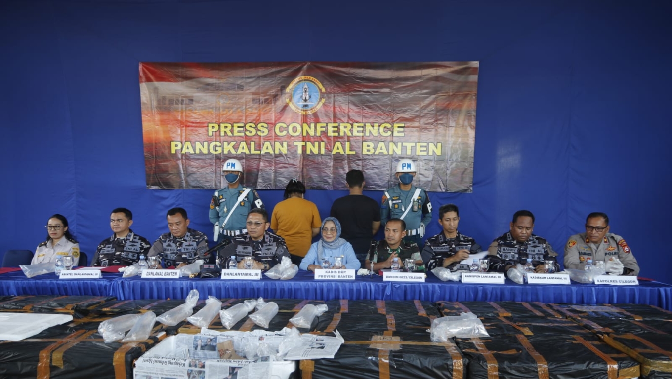 TNI AL saat menggelar konferensi pers terkait penangkapan penyelundupan Benih Bening Lobster di Mako Lanal Banten. (Foto: Istimewa)