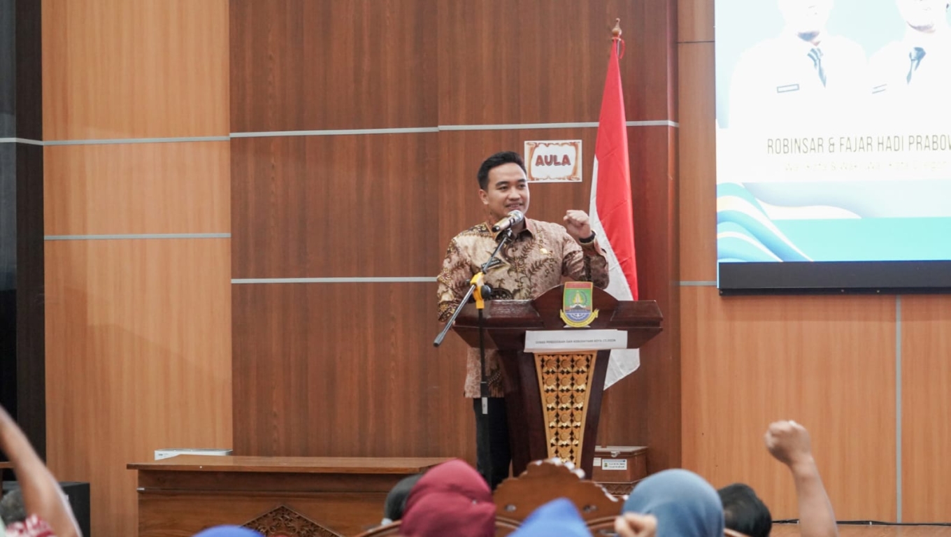 Walikota Cilegon Robinsar saat memberikan sambutan dalam acara penandatanagan komitmen dukungan penyelenggaraan Sistem Penerimaan Murid Baru (SPMB) di Aula DPRD Kota Cilegon. (Foto: Istimewa)