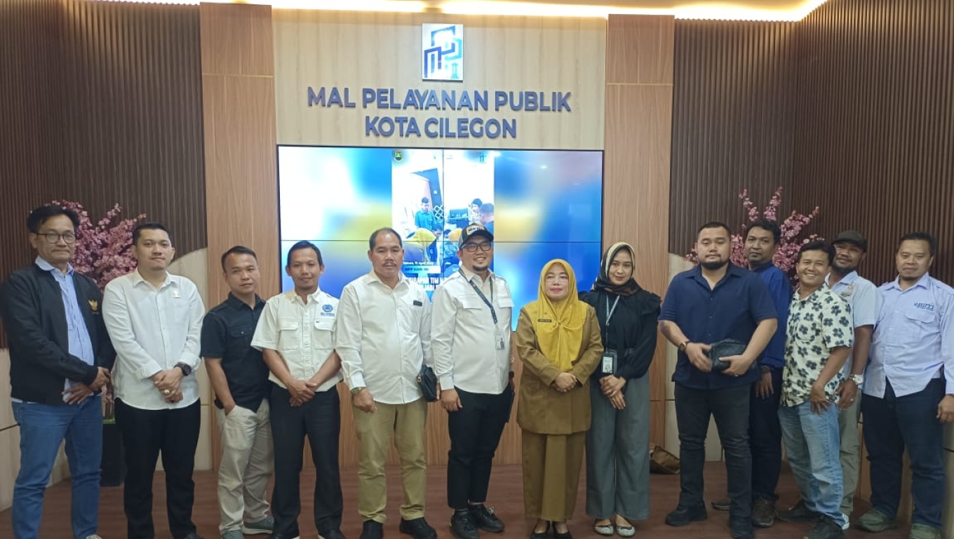 Perwakilan Kadin, HIPPI, HIPMI dan Gapensi foto bersama usai menggelar pertemuan di DPMPTSP Kota Cilegon. (Foto: Arie/Babebanten.com)