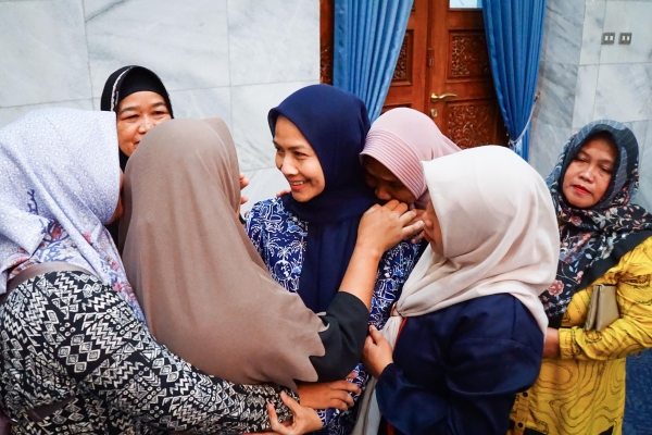 Isak Tangis Pecah Saat Bupati Serang Ratu Zakiyah Terima Audiensi Warga Cibetus