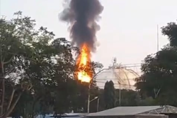 Kobaran Api Membumbung Tinggi di PT Pertamina Tanjung Sekong Merak, Warga Sekitar Panik